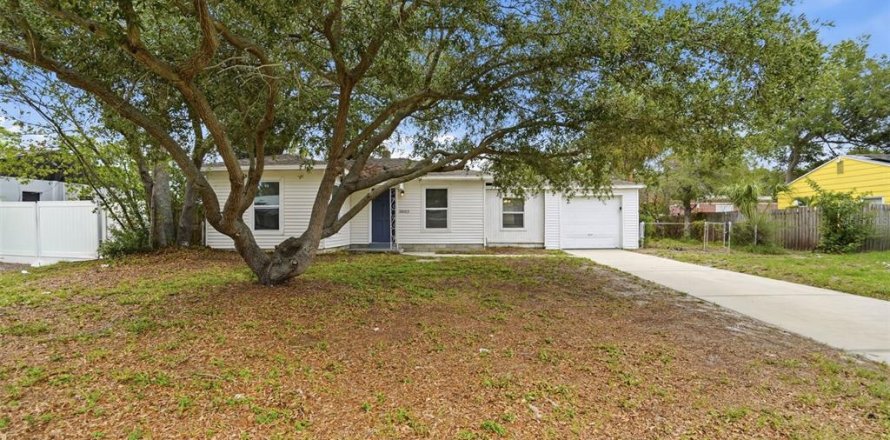 House in Tampa, Florida 3 bedrooms, 97.73 sq.m. № 2235466