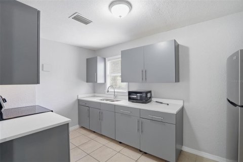 House in Tampa, Florida 3 bedrooms, 97.73 sq.m. № 2235466 - photo 6