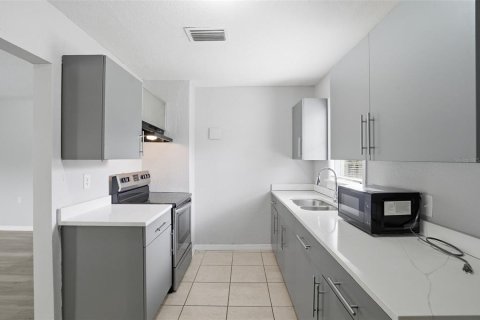 House in Tampa, Florida 3 bedrooms, 97.73 sq.m. № 2235466 - photo 7