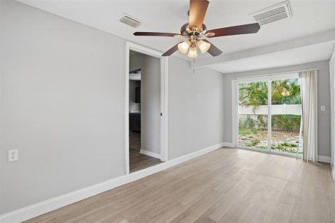 House in Tampa, Florida 3 bedrooms, 97.73 sq.m. № 2235466 - photo 11