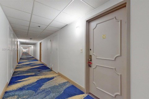 Condo in Hollywood, Florida, 1 bedroom  № 1995631 - photo 20