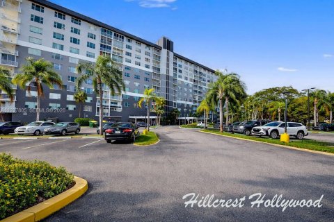 Condo in Hollywood, Florida, 1 bedroom  № 1995631 - photo 8