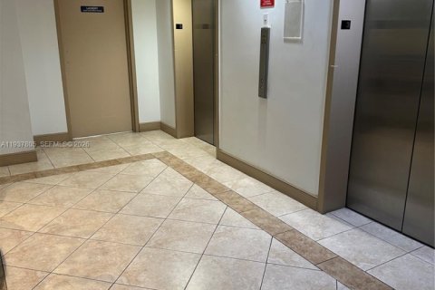 Condo in Hollywood, Florida, 1 bedroom  № 1995631 - photo 6