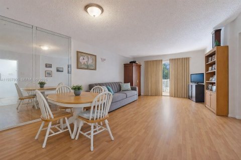 Condo in Hollywood, Florida, 1 bedroom  № 1995631 - photo 29