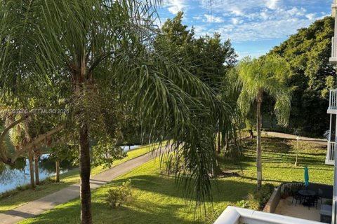 Condo in Hollywood, Florida, 1 bedroom  № 1995631 - photo 2