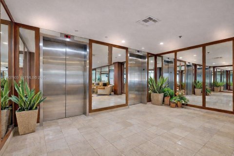 Condo in Hollywood, Florida, 1 bedroom  № 1995631 - photo 18