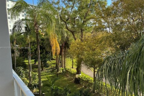 Condo in Hollywood, Florida, 1 bedroom  № 1995631 - photo 4
