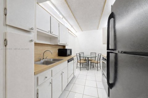 Condo in Hollywood, Florida, 1 bedroom  № 1995631 - photo 26