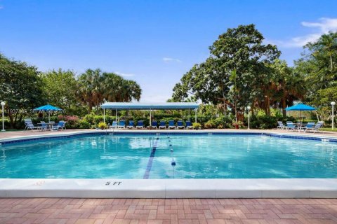 Condo in Hollywood, Florida, 1 bedroom  № 1995631 - photo 12