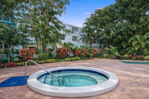 Condo in Hollywood, Florida, 1 bedroom  № 1995631 - photo 13