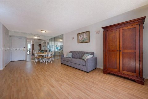Condo in Hollywood, Florida, 1 bedroom  № 1995631 - photo 27