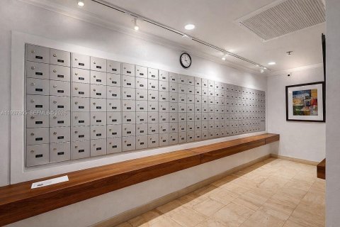 Condo in Hollywood, Florida, 1 bedroom  № 1995631 - photo 11