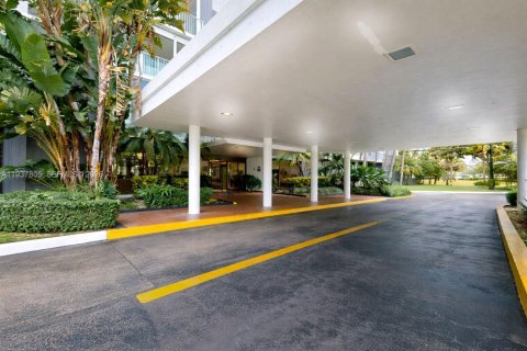 Condo in Hollywood, Florida, 1 bedroom  № 1995631 - photo 10