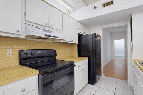 Condo in Hollywood, Florida, 1 bedroom  № 1995631 - photo 25