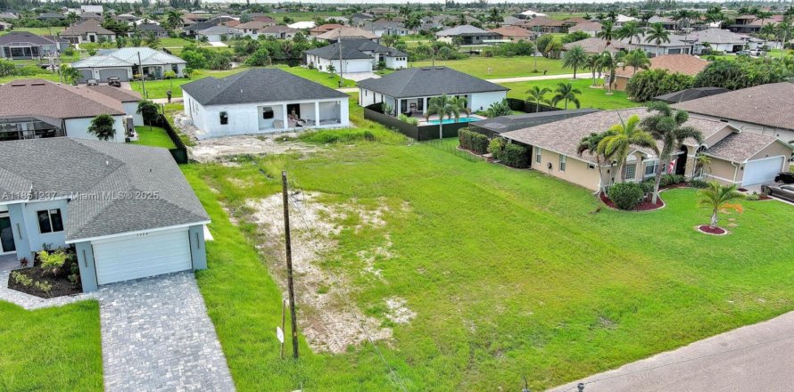 Земельный участок в Кейп-Корал, Флорида № 2022436