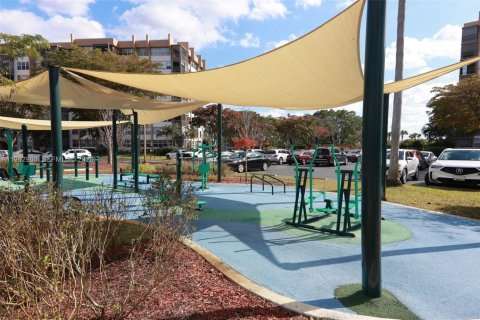 Copropriété à vendre à Pembroke Pines, Floride: 2 chambres, 91.04 m2 № 2025272 - photo 28