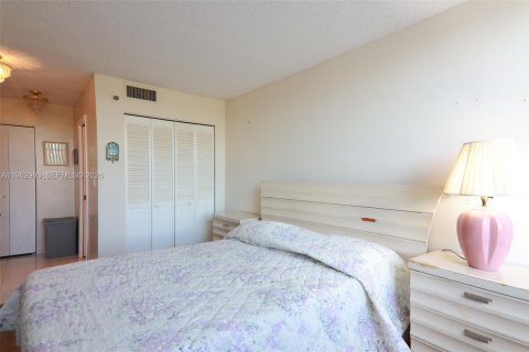 Copropriété à vendre à Pembroke Pines, Floride: 2 chambres, 91.04 m2 № 2025272 - photo 14