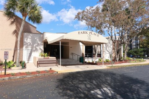 Copropriété à vendre à Pembroke Pines, Floride: 2 chambres, 91.04 m2 № 2025272 - photo 23