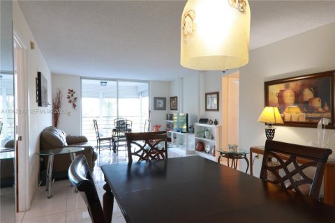 Copropriété à vendre à Pembroke Pines, Floride: 2 chambres, 91.04 m2 № 2025272 - photo 11
