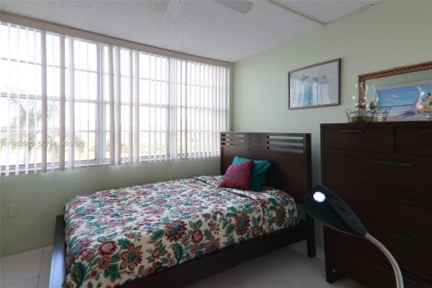 Copropriété à vendre à Pembroke Pines, Floride: 2 chambres, 91.04 m2 № 2025272 - photo 18