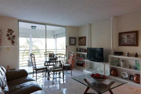 Copropriété à vendre à Pembroke Pines, Floride: 2 chambres, 91.04 m2 № 2025272 - photo 8
