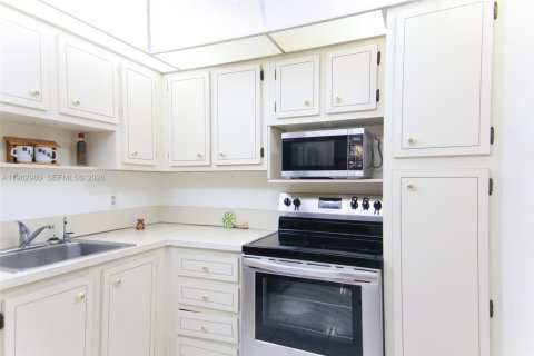 Copropriété à vendre à Pembroke Pines, Floride: 2 chambres, 91.04 m2 № 2025272 - photo 12