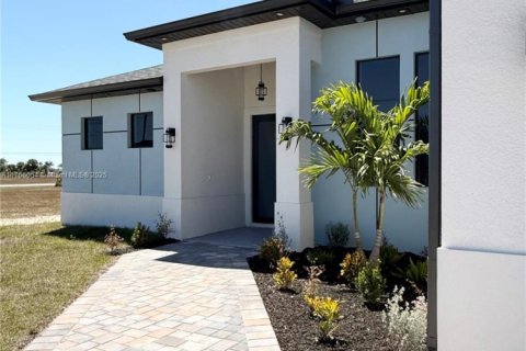 Casa en venta en Cape Coral, Florida, 3 dormitorios, 161.56 m2 № 1731191 - foto 1