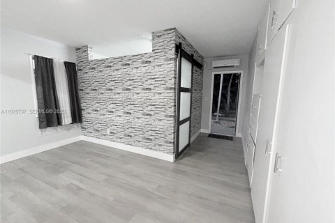 Дом в Холливуд, Флорида 1 спальня № 2031101