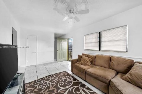 Villa ou maison à louer à Miami, Floride: 2 chambres, 271.27 m2 № 1889559 - photo 5