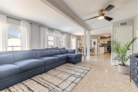 House in Daytona Beach, Florida 3 bedrooms, 283.54 sq.m. № 1760267 - photo 7