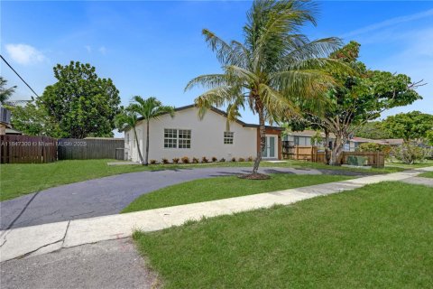 House in Sunrise, Florida 3 bedrooms, 93.37 sq.m. № 1847752 - photo 3