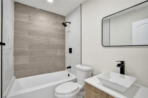 House in Sunrise, Florida 3 bedrooms, 93.37 sq.m. № 1847752 - photo 15