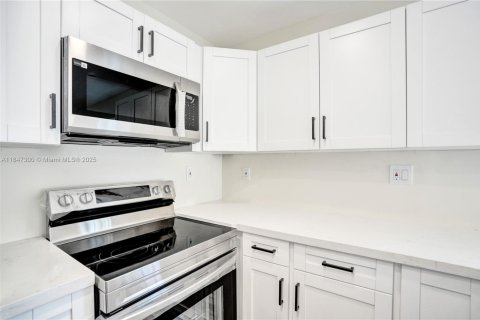 House in Sunrise, Florida 3 bedrooms, 93.37 sq.m. № 1847752 - photo 10