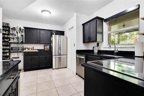 Touwnhouse à louer à South Miami, Floride: 3 chambres, 151.62 m2 № 2377170 - photo 14