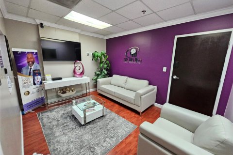 Immobilier commercial à vendre à North Miami, Floride № 1962135 - photo 1