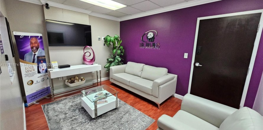 Immobilier commercial à North Miami, Floride № 1962135