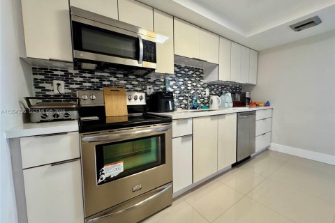 Condo in Aventura, Florida, 1 bedroom  № 2026758 - photo 2