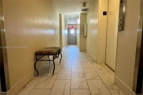 Condo in Aventura, Florida, 1 bedroom  № 2026758 - photo 16