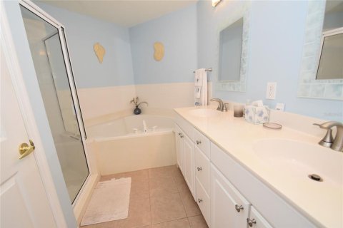 Condo in Sarasota, Florida, 2 bedrooms  № 1615963 - photo 13