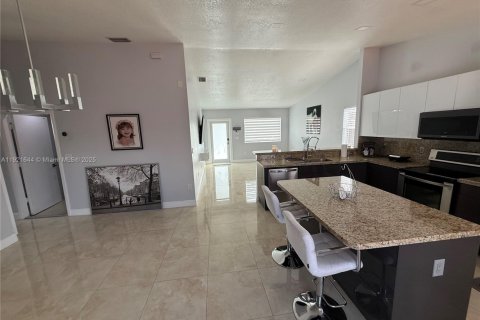 Снять в аренду виллу или дом в Хомстед, Флорида 3 спальни, 126.07м2, № 1975333 - фото 2