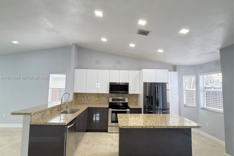 Снять в аренду виллу или дом в Хомстед, Флорида 3 спальни, 126.07м2, № 1975333 - фото 15