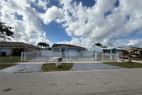 Снять в аренду виллу или дом в Хомстед, Флорида 3 спальни, 126.07м2, № 1975333 - фото 1