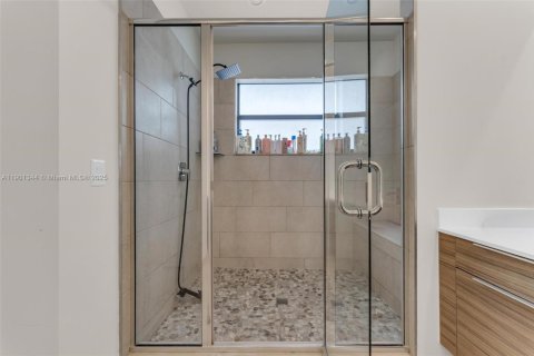 House in Miami Lakes, Florida 5 bedrooms, 283.35 sq.m. № 2017125 - photo 21