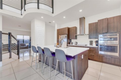 House in Miami Lakes, Florida 5 bedrooms, 283.35 sq.m. № 2017125 - photo 9