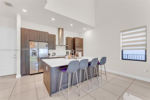 House in Miami Lakes, Florida 5 bedrooms, 283.35 sq.m. № 2017125 - photo 7