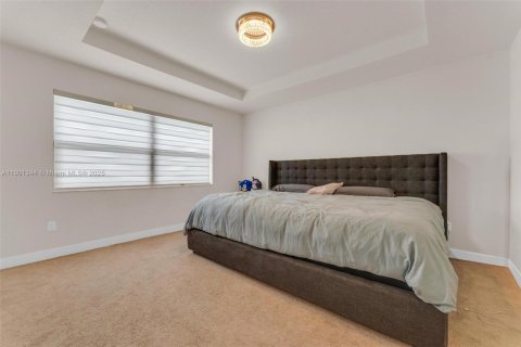 House in Miami Lakes, Florida 5 bedrooms, 283.35 sq.m. № 2017125 - photo 12