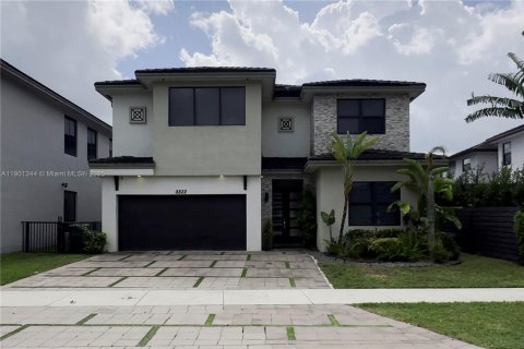 House in Miami Lakes, Florida 5 bedrooms, 283.35 sq.m. № 2017125 - photo 2
