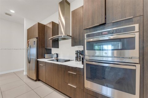 House in Miami Lakes, Florida 5 bedrooms, 283.35 sq.m. № 2017125 - photo 6