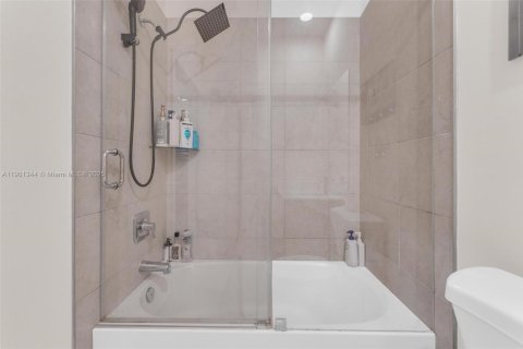 House in Miami Lakes, Florida 5 bedrooms, 283.35 sq.m. № 2017125 - photo 24