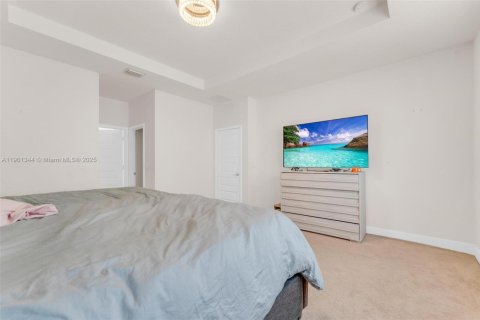 House in Miami Lakes, Florida 5 bedrooms, 283.35 sq.m. № 2017125 - photo 14